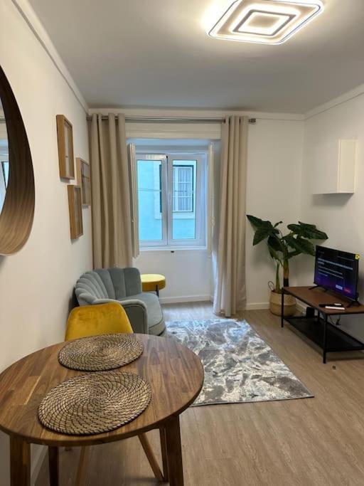 Stylish Renovated Apartment In Chiado Lisboa Екстериор снимка