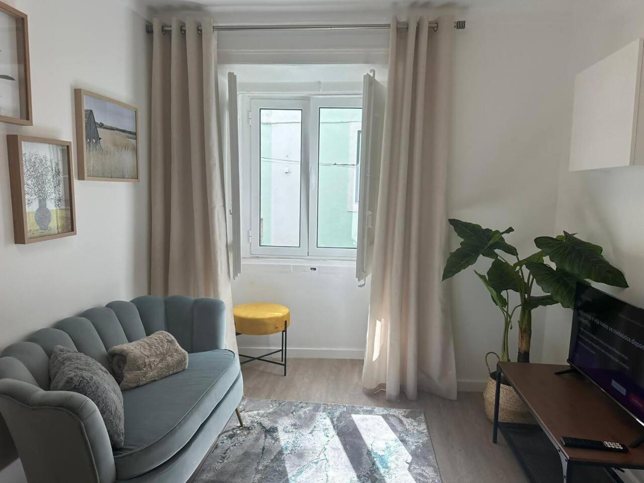 Stylish Renovated Apartment In Chiado Lisboa Екстериор снимка